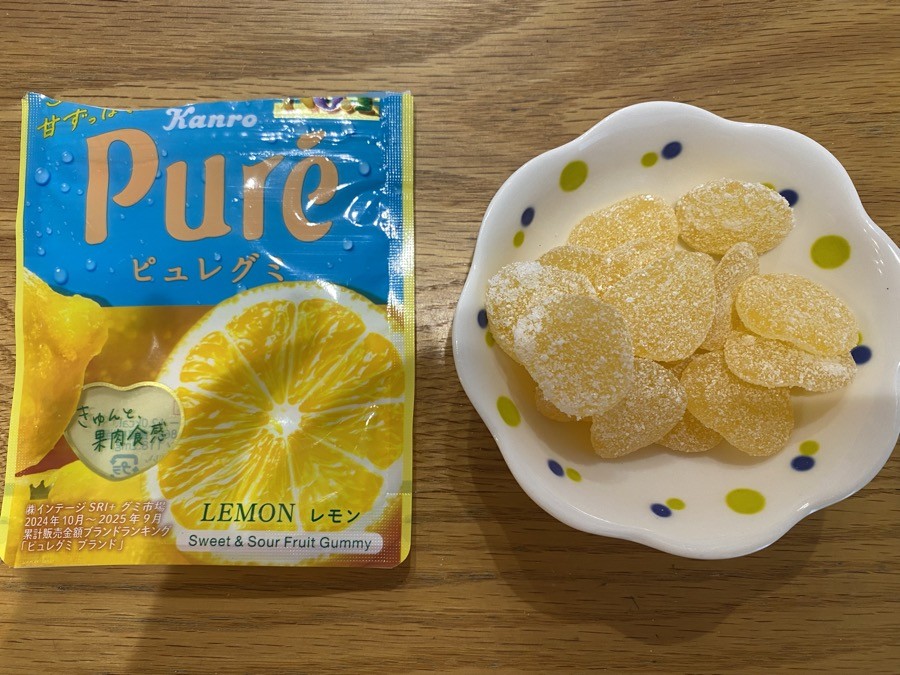 ピュレグミレモンのパッケージとパウダー付きハート型グミ
