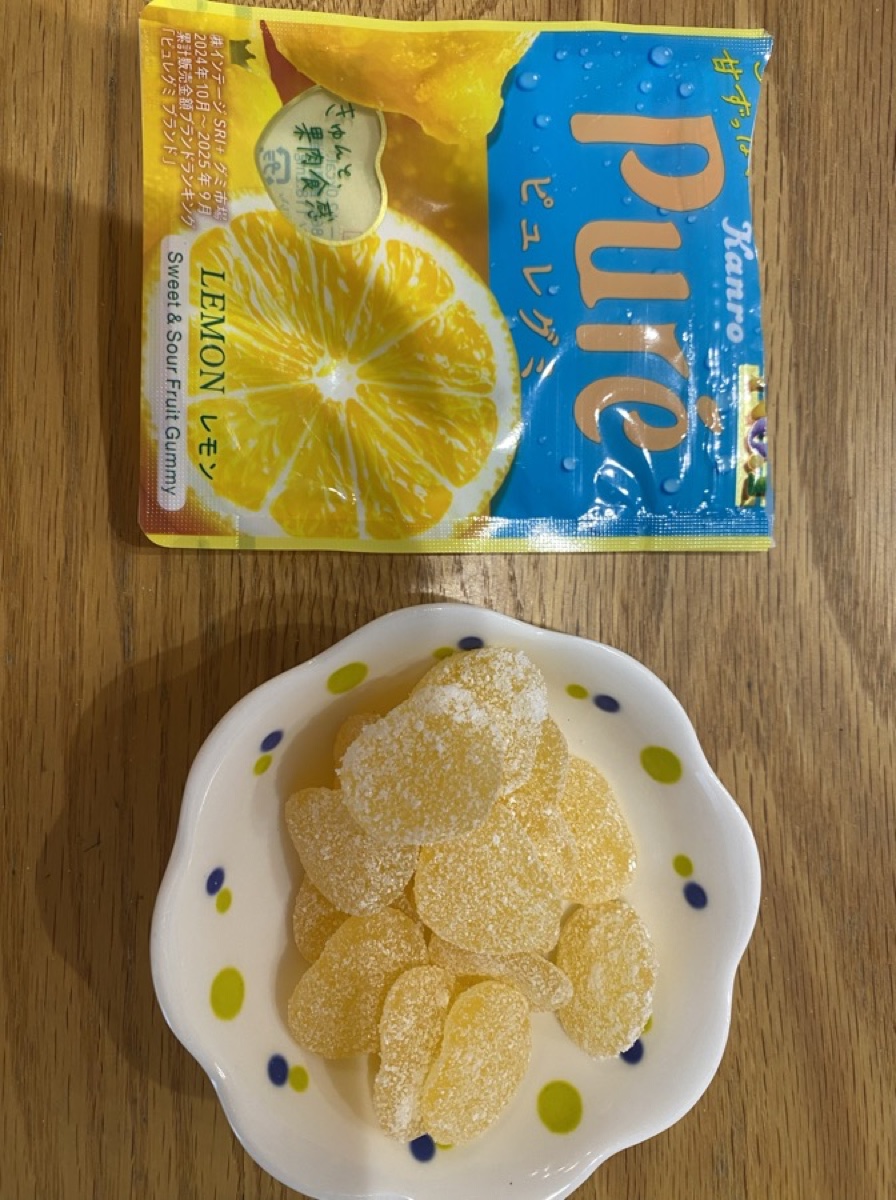 ピュレグミレモンのパッケージとパウダー付きハート型グミ