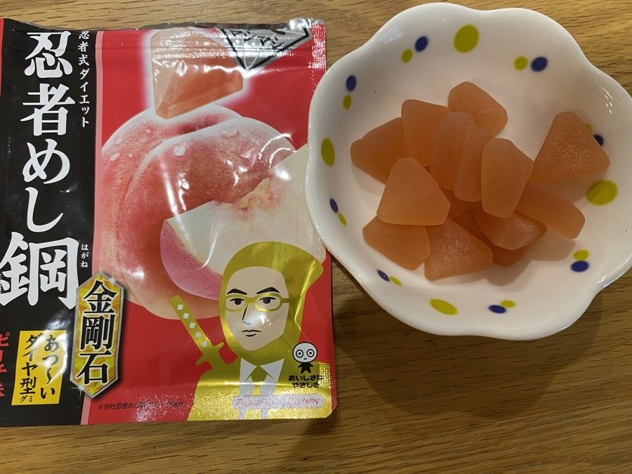 忍者めし鋼金剛石ピーチのパッケージと角ばった硬いグミの中身